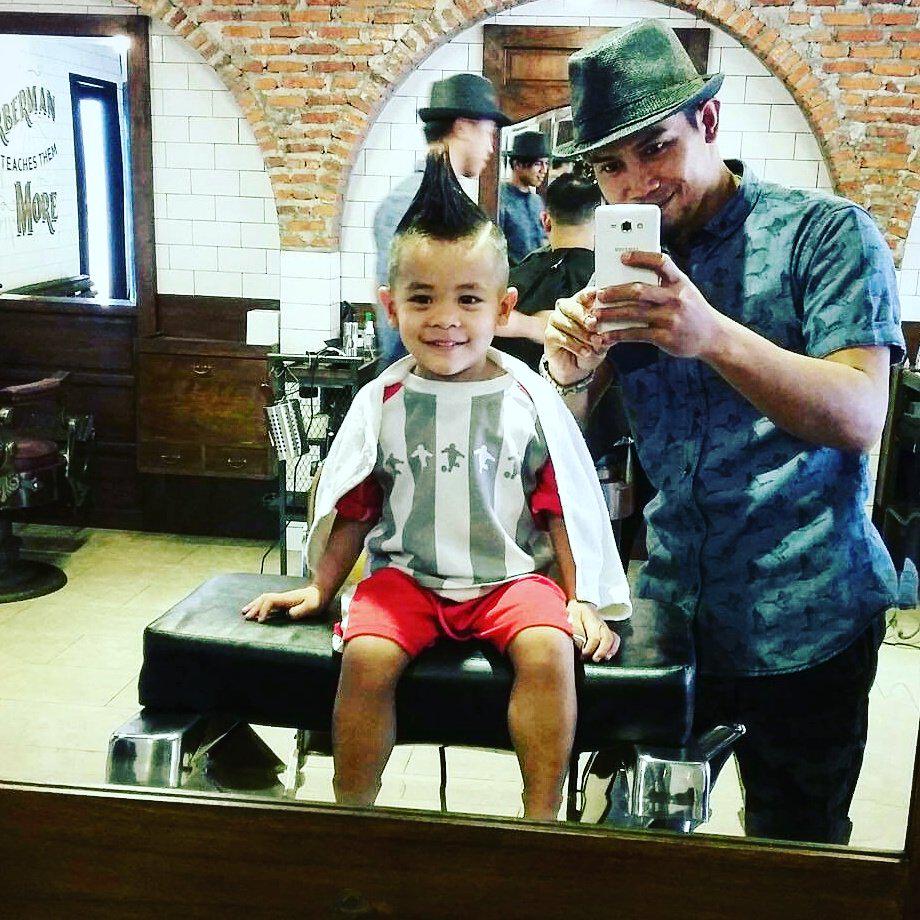 chief_id's tweet photo. Mau punya potongan rambut keren? Ya ke chief lah! Anak kecil aja tau :) http://t.co/YmVOnOn1ee