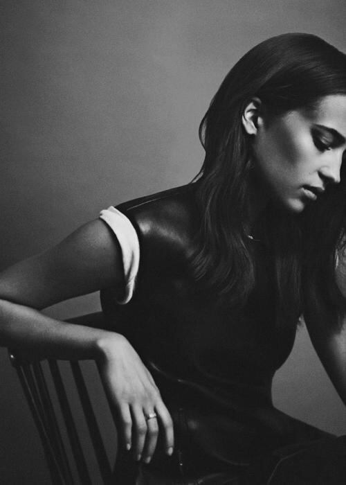 Happy birthday Alicia Vikander!  True story: We both got butted by a donkey on set of Tulip Fever . Pure talent  . 