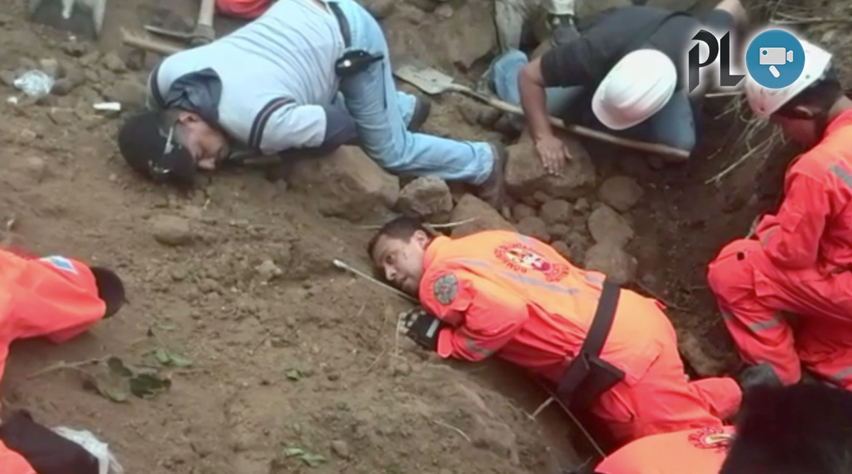 prensa_libre's tweet photo. #VIDEO | Se escuchan gritos de sobrevivientes. Vía @Luisvela_pl http://t.co/kP86RCOpBB #TragediaElCambray http://t.co/CffB8pH1d3