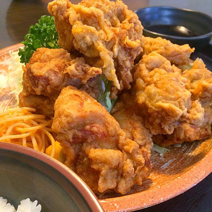 2Youko's tweet photo. 先日のランチ〜💕
✨唐揚げ定食✨
大きな唐揚げが8個くらい盛ってあった❗️美味しいけど、めっちゃお腹いっぱいになったよ😂 http://t.co/wQLxx1FigG