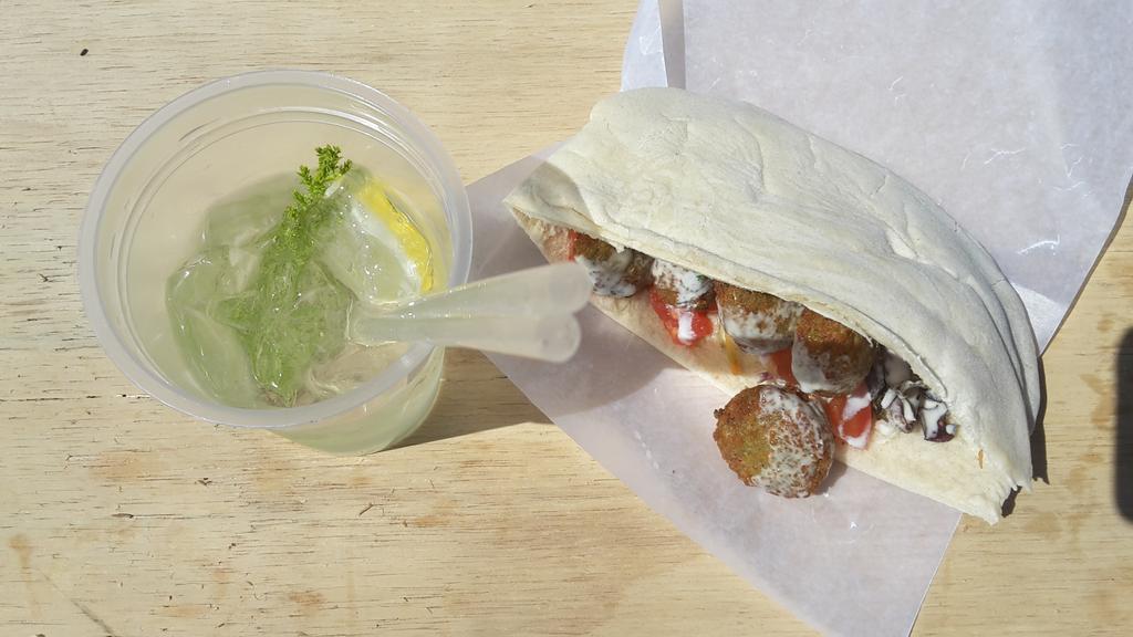 mroerkessler's tweet photo. Cypres tonic de @inesdelossantos y falafel de #chefabdala en @TecnopolisArg @YelpBA donde te reseño esto? http://t.co/GBtxLeY8eR