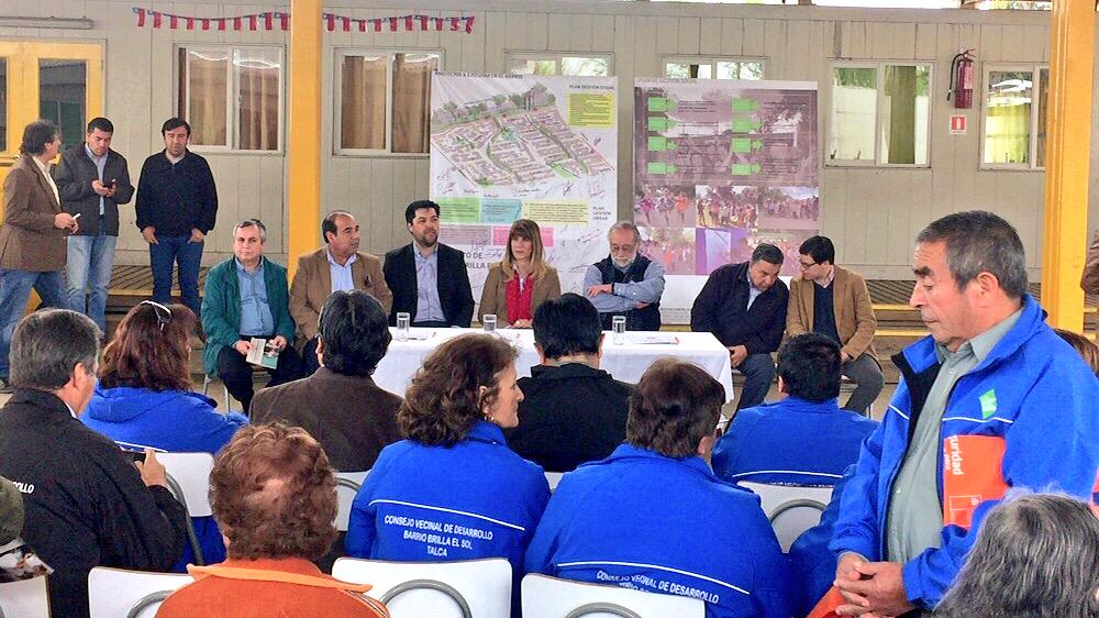 MintrabChile's tweet photo. Ministra @ximerincon en escuela Brilla el Sol de Talca, donde se dan a conocer programa Quiero Mi Barrio http://t.co/DqUYuAquwF