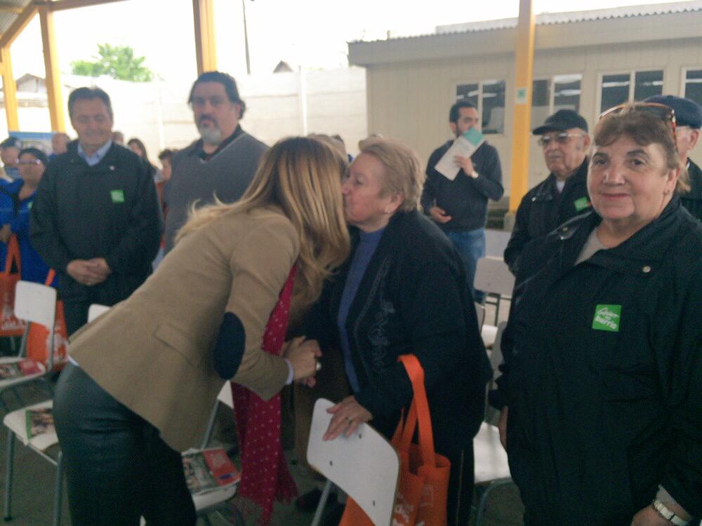 MintrabChile's tweet photo. Ministra @ximerincon en escuela Brilla el Sol de Talca, donde se dan a conocer programa Quiero Mi Barrio http://t.co/DqUYuAquwF