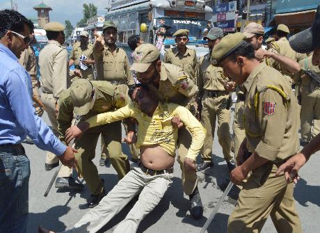 india_Terrorist's tweet photo. #KashmirHatesindia
#Kashmir
#UN #humanrights
#PMModi #ModiFail
#terroristArmy
#IndianArmy #ModiCriminal #modiinHell http://t.co/jHLlhPjLiM