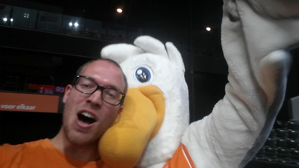 Superrrr <a href="/Volleybaldames/">TeamNL Volleybaldames</a>!! Feestje met <a href="/SpikeDeMascotte/">Spike de Mascotte</a> #voorelkaar #EuroVolleyW