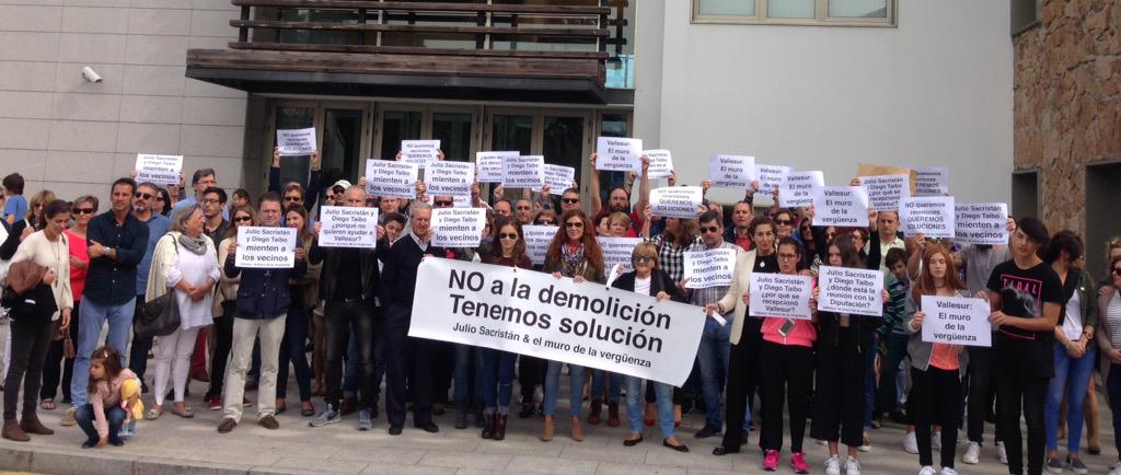 Vallesur_Muro's tweet photo. Los vecinos Vallesur movilizados. No a la demolición. Tenemos solución. http://t.co/AIfewuMIrB