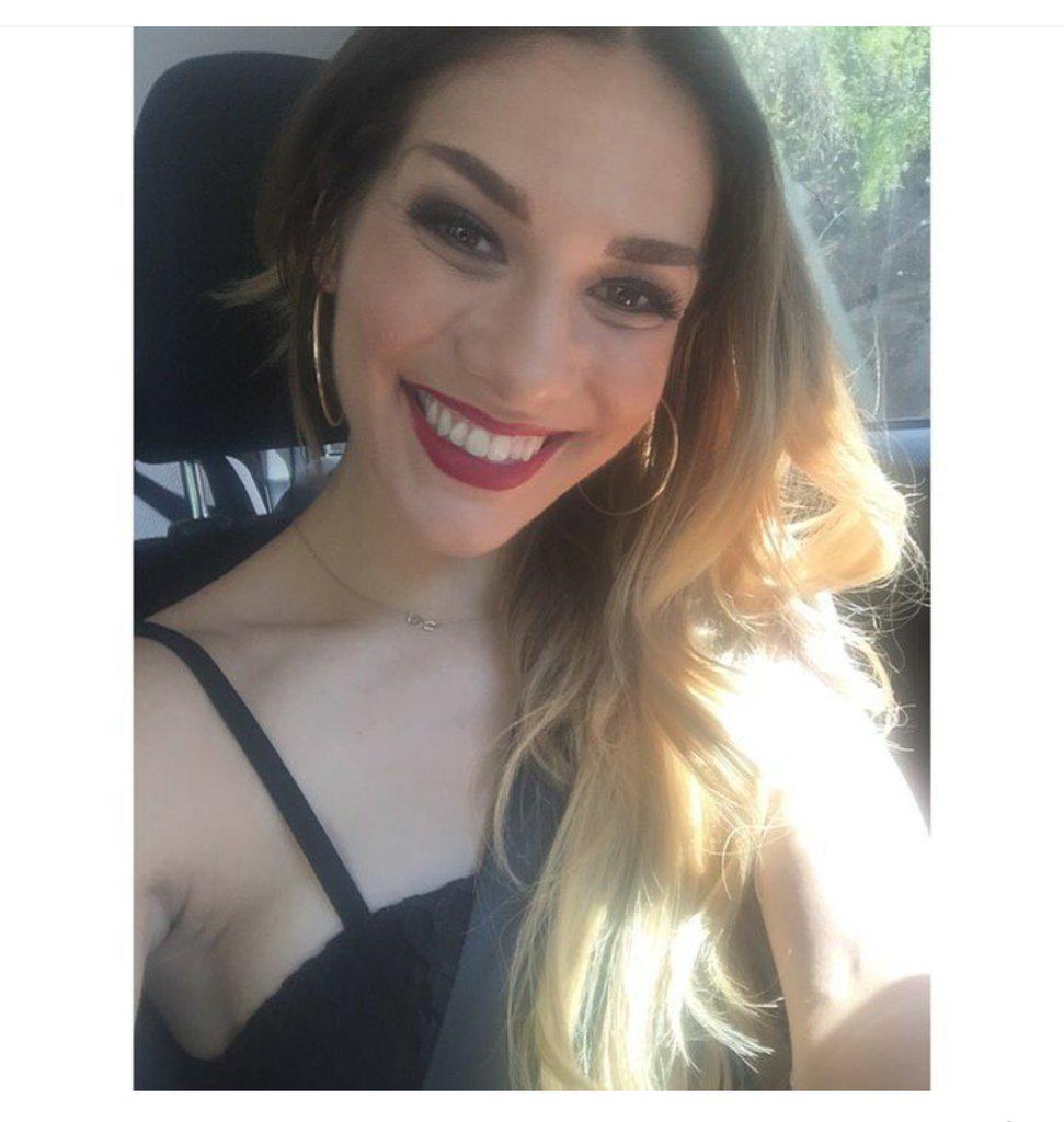 IHateCourtE's tweet photo. La admiro tanto, es TAN hermosa. Miren su sonrisa! Es PERFECTA😍😍😍 
@Allisonholker 😘🙈 👑Te Amo Reina👑

#NoMoreRourtney http://t.co/y4rmS57kja