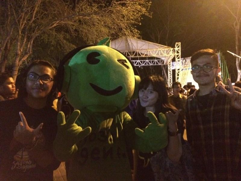 Ayo merapat ke Jalan Masuk ITS sekarang dan mampir ke Booth Gen FM! Dapet merchandise lucu loh😁