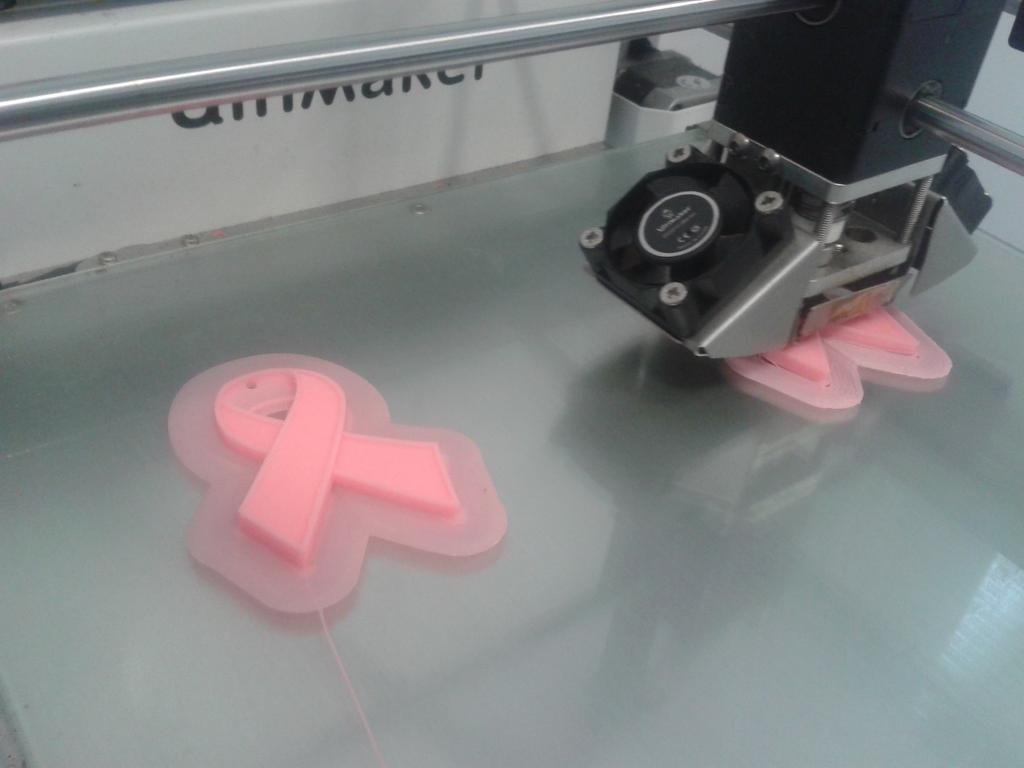 atelier60's tweet photo. En octobre l'imprimante 3D se met au rose ! #octobrerose #3dprinting http://t.co/sWKNQk5yru
