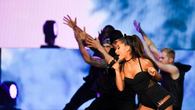 ArianaOnIt's tweet photo. HQ photos of Ariana at United Center in Chicago, Illinois #1 http://t.co/GFaBwGoUen