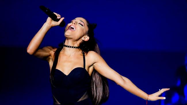 ArianaOnIt's tweet photo. HQ photos of Ariana at United Center in Chicago, Illinois #2 http://t.co/Gd1n2Cxvkl