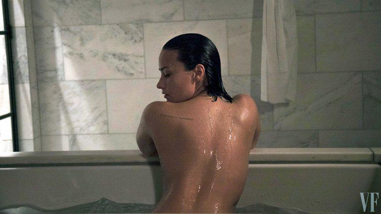 infobaeamerica's tweet photo. El desnudo "espontáneo" de Demi Lovato para Vanity Fair http://t.co/WpqGBY1aKw http://t.co/ZCIhiwI7l6