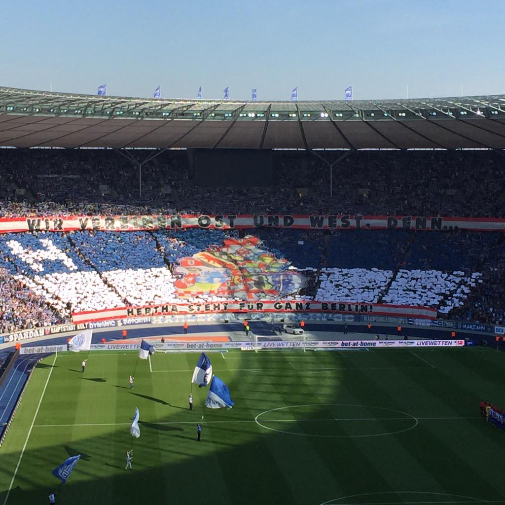 Und ohne Mauer. Toll! #BSCHSV #25JahreEinheit <3 <a href="/HerthaBSC/">Hertha BSC</a>