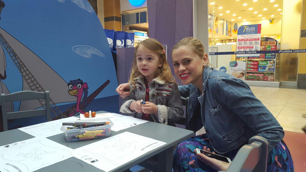 DSportsCL's tweet photo. .@Ealbasetti @Fede_Koch e hija disfrutando muchas aventuras en el evento #DokiEnChile @Discovery_Kids @DIRECTVChile 😊 http://t.co/KvHAnVDDWz