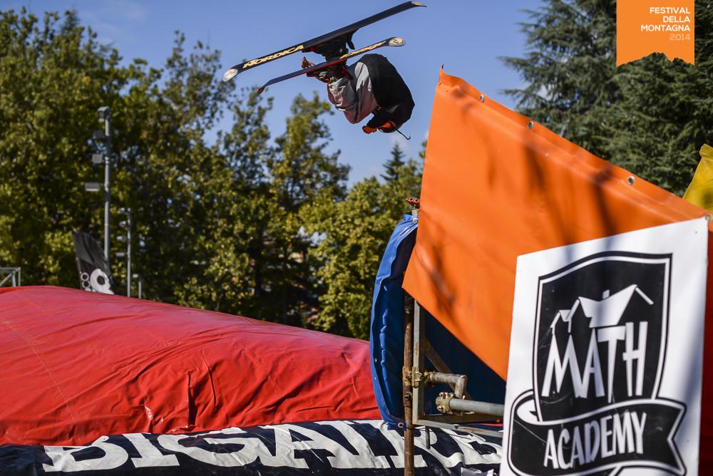 FestMontagnAq's tweet photo. stasera ore 23 #bigairbag #contest #freestyle #ski #snowboard #snowtube iscrizioni dalle 16 alle 21 #fdm2015 #laquila http://t.co/GZJleShJ1s