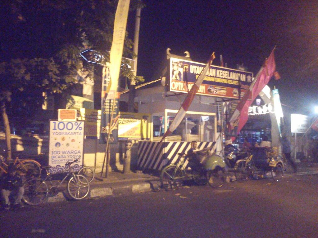 Kta mmpir plaza ngasem. Ada acara <a href="/egaliteugm/">Égalité Ugm 2015</a> . tmn2 diffabel lagi beraksi. <a href="/100persenYK/">100%YK</a> #100persenYK @jogjasatucom