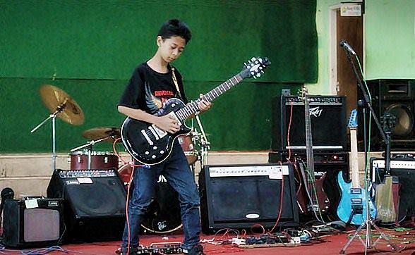 Gitaris cilik yang handal, "Bagas Rockwell"