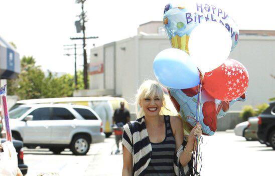Happy birthday to the eternally youthful Gwen Stefani!!     