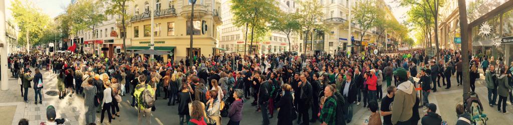 Mariahilferstrasse #refugeeswelcome #voicesforrefugees #1schweigeminute danach #refugeeswelcome #heldenplatz