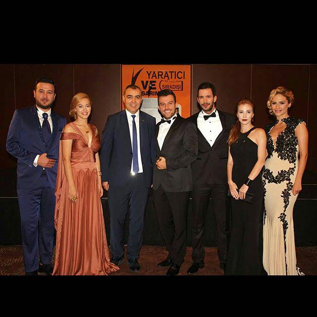 parodidefne's tweet photo. Hepimiz çok şıkız 😌🎀 #KiralıkAsk @parodiomer @parodisinann @parodiyasemin @parodikoray @parodisude http://t.co/nRQHLlIIk0