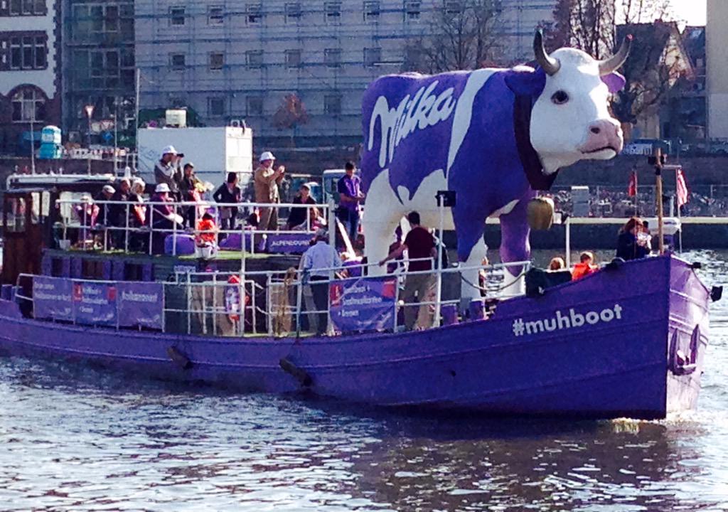 Medienzigarre's tweet photo. #DasSchifffürheute, gewidmet @Rik78_FM: Lila #Muhboot mit Kuh auf dem Main in Frankfurt bei den 25er-Einheitsfeiern http://t.co/Huyk4wEvFU