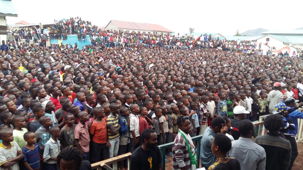 KEYdrcongo's tweet photo. Le public amoureux d l'art présent au #SanaWeekend pour le début de l'éliminatoire groupe #danse pour @AmaniFestival http://t.co/0G5Jwve6bl