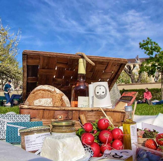 LAPIECES_ENG's tweet photo. What a nice idea, a picnic in Paris !
#weekend #LAPIECES #paris #france #travel http://t.co/iqWoYy8t3e http://t.co/N0pnKK04Os