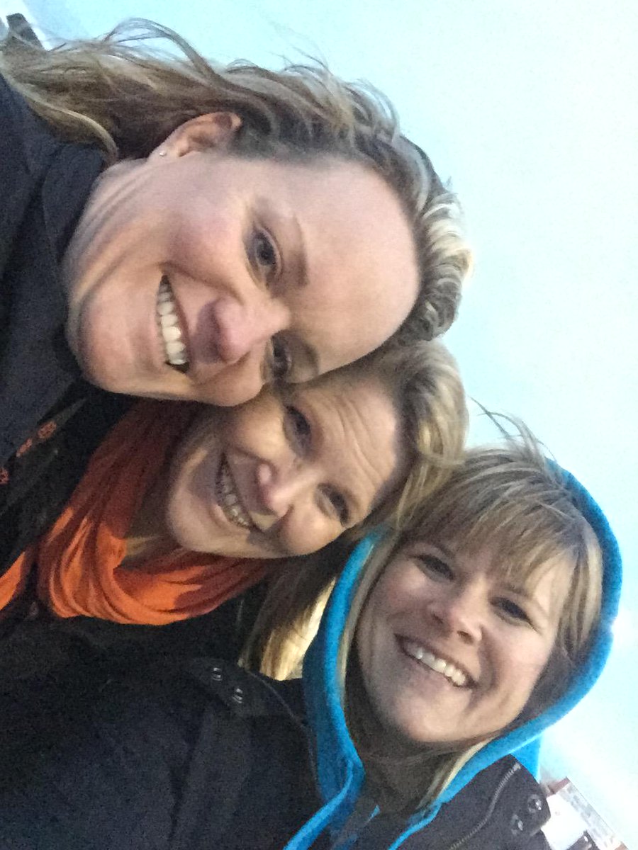 NextHomeFRE's tweet image. Fredricksen Agents volunteering at Williston Homecoming Football game as ticket takers! It was a cold one!