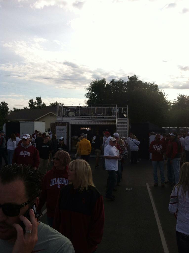 GSamSB's tweet photo. Come check out @russelled at Sooner Fan Fest, he'll be on stage in a few mins! #CountryDeepTour http://t.co/XGEViz3Pzl