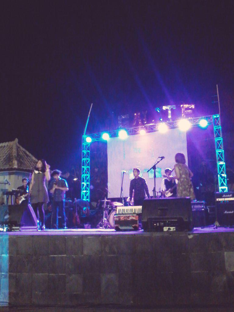 Malem minggu ke binaria dahulu, nonton <a href="/AMahamboro/">awang.wm</a> bareng Recycle Bicycle di #Egalite #Egaliteugm 👦🌈👧