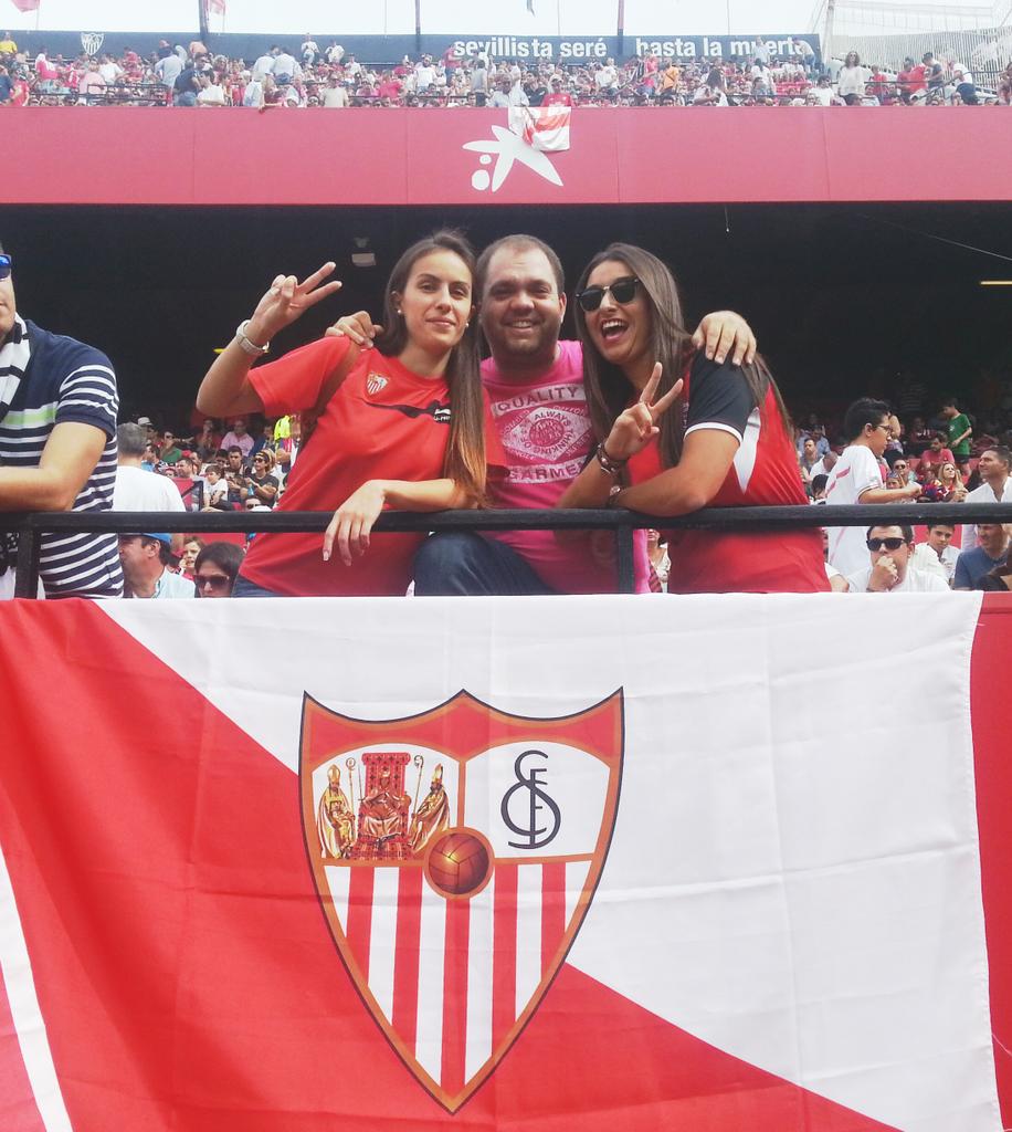 RocLpez's tweet photo. Nuestro sector @RaulTbar @barea_rocio  #SevillaFC #VamosSevilla #NuestroTemplo #SiempreSevilla http://t.co/nmfKopusRp