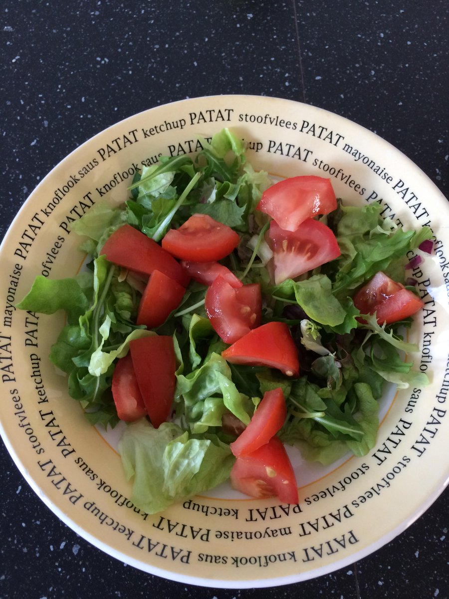 Joop_Langras's tweet photo. Of ik vandaag ff het eten wilde maken. #salade #runderreepjes #champigons #uitjes #krieltjes #watetenwevanavond http://t.co/HF3uV8wsg3