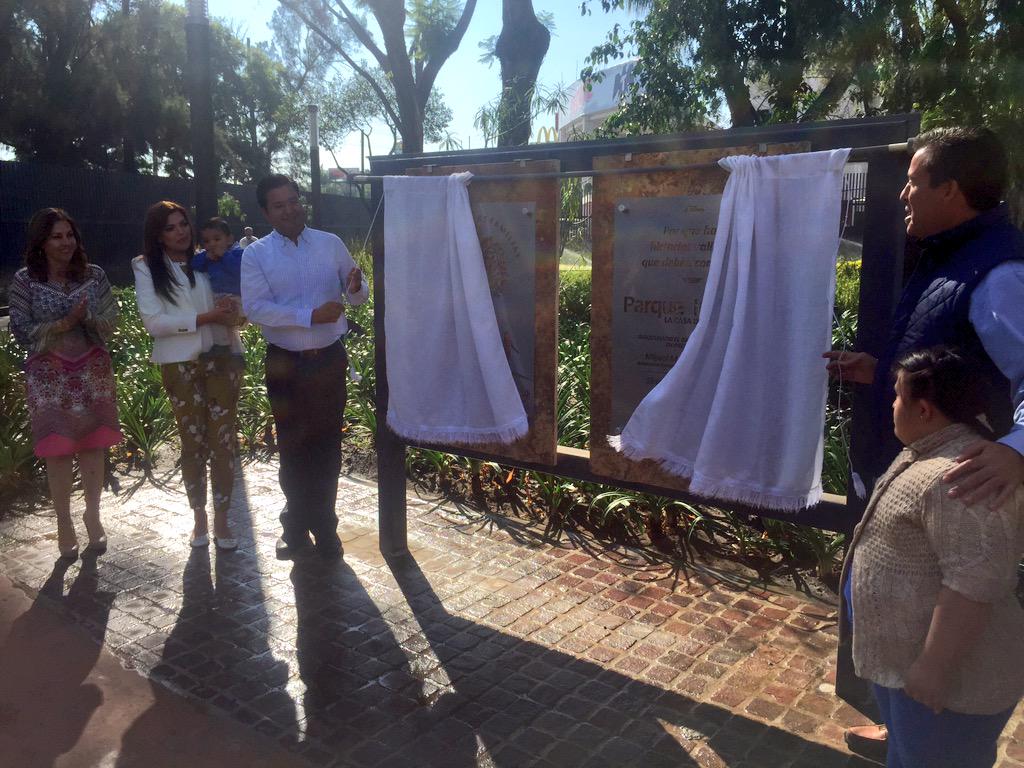 parqueirekua's tweet photo. @Sixto_Zetina @glzdoris @miguelmarquezm @SylviaFalconR @LoreAlfaroG develan placa inaugural de #Irekua http://t.co/VHDj8sexRq