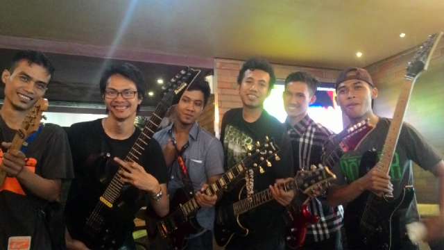 RevGitarisIndo's tweet photo. Kopdar Regional Jakarta member Revolusi Gitaris Indonesia. http://t.co/7C44tw9aB9