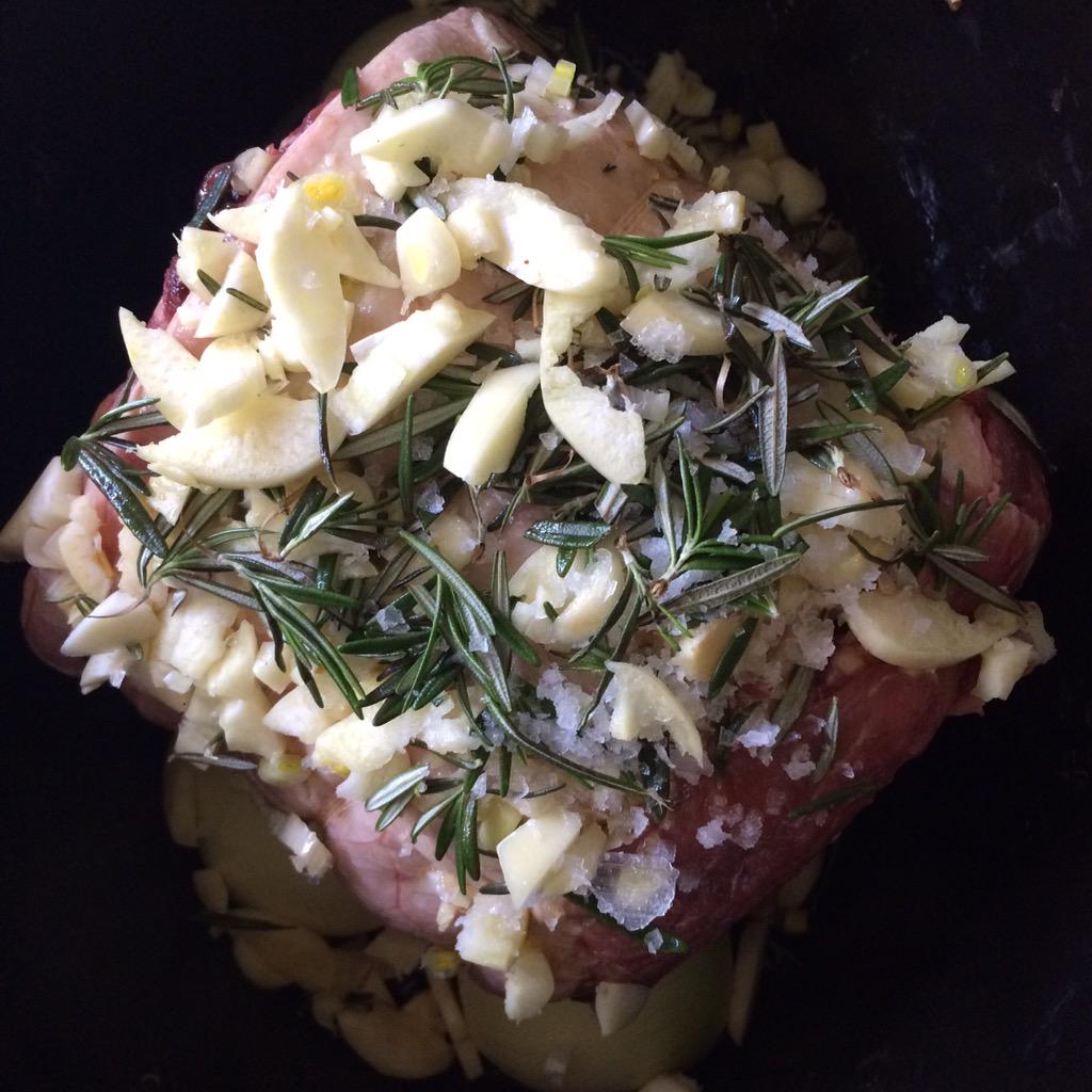 LoversOfLuxe's tweet image. #Aussie beef in the slow cooker with rosemary, garlic and @maldonsalt #mealprep #AUSvsWAL #ViewsofBrisbane