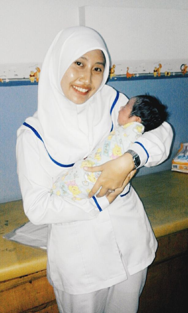 Anak orang lain aja aku rawat apalagi anak kita 😄😅