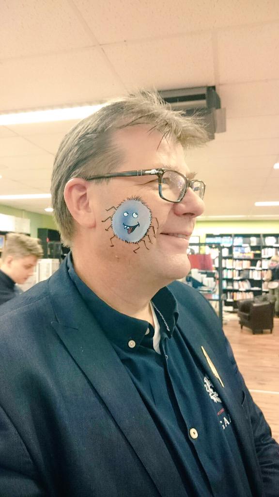 Wie herkent deze tekening? "<a href="/DEBOEKHANDEL/">De Ganzenveer</a>: <a href="/0492datzijnwij/">0492datzijnwij</a> @RuudHakvoort zie hier het prachtige eindresultaat! "
