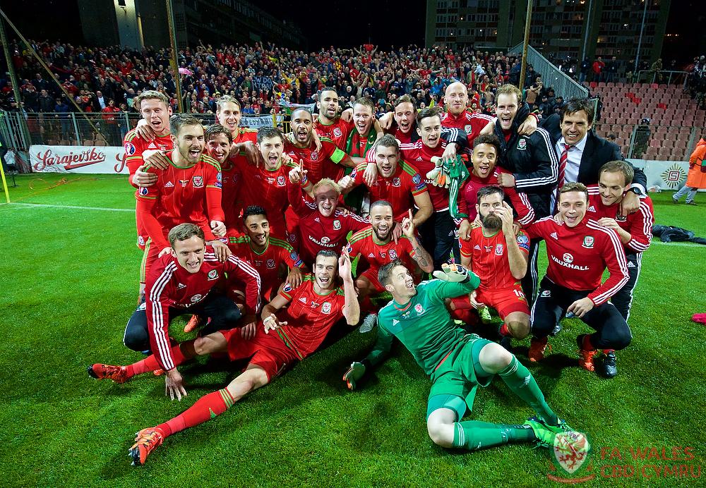 Neil Taylor told the snappers to turn this squad photo around so the fans could be a part of it. #TogetherStronger