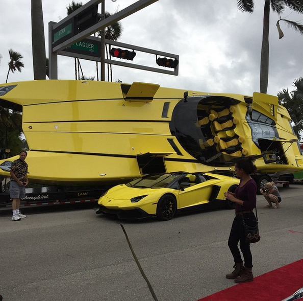 screamingcars's tweet photo. Lambo and matching powerboat with two Lambo engines http://t.co/r1LKjwbWPm http://t.co/97ECskTXSi