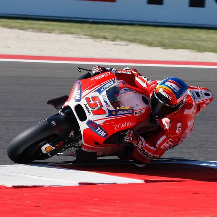 poliziadistato's tweet photo. #Fiammeoro #MichelePirro è campione italiano #Superbike #Mugello @CIVtv @PirroRider @DucatiMotor http://t.co/UcA6TMsfQg