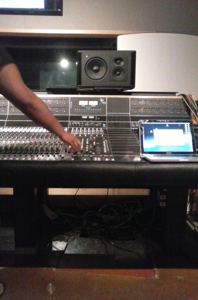 danilupe's tweet photo. In the studio http://t.co/NsS9QbVCMK