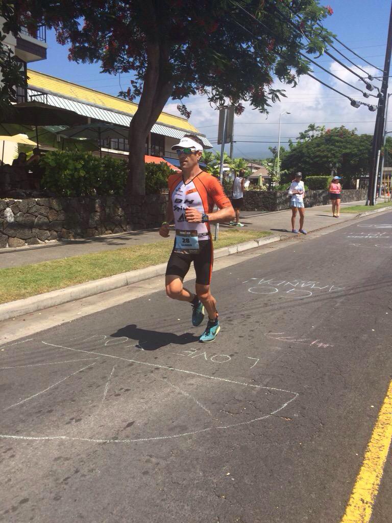 RaulGomez82's tweet photo. Un gran @enekollanos empezando cuarto la maraton. Esta fuerte como el vinagre!! #IMKona2015 #vamosEneko http://t.co/r4dfKgSckg
