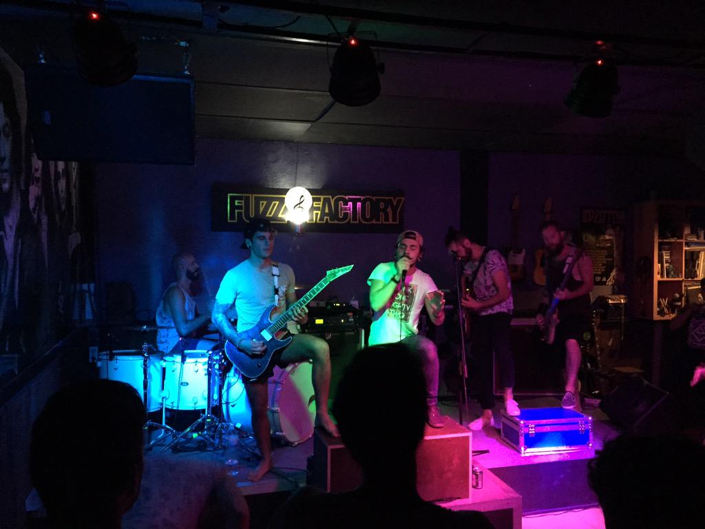 SuccessPromoSP's tweet image. Ahora mismo Dawn Of Justice enseñando lo grandes que son. ¡Mil gracias a todos por venir!