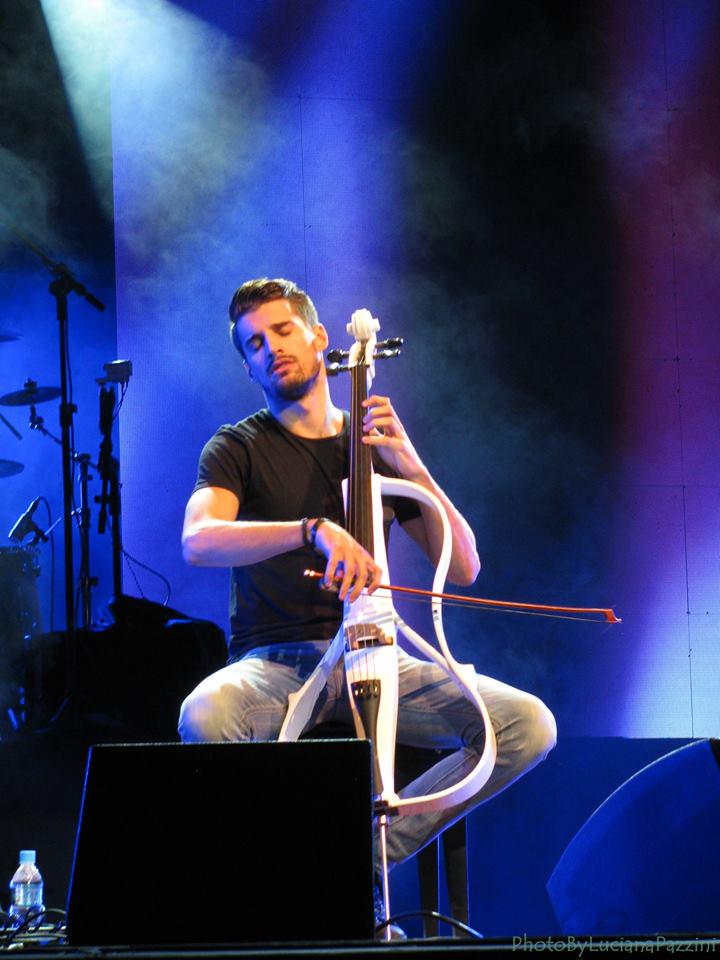 2cellosBrasil's tweet photo. #2CellosPhoto @2CELLOS @lukasulic ( Brasil,2015) by @lupazzini http://t.co/A1Zgv0rr9S