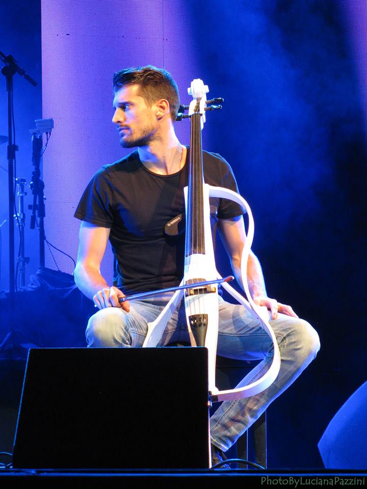 2cellosBrasil's tweet photo. #2CellosPhoto @2CELLOS @lukasulic ( Brasil,2015) by @lupazzini http://t.co/A1Zgv0rr9S