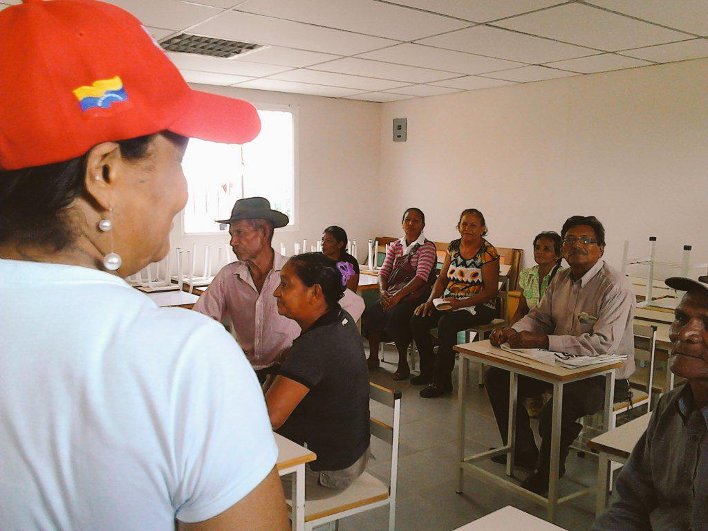 gbarbella15's tweet image. Vía: jorgelugo26: via: SibciGuarico ; Min. gladysrequena Conversa con abuelos de la patria de la comunidad #CheGue…