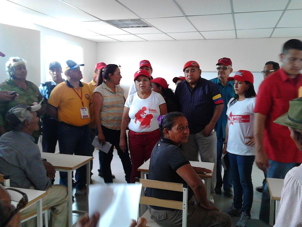 gbarbella15's tweet image. Vía: jorgelugo26: via: SibciGuarico ; Min. gladysrequena Conversa con abuelos de la patria de la comunidad #CheGue…
