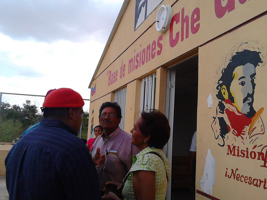 Guillermo620's tweet image. jorgelugo26: via: SibciGuarico ; Candidatos a la AN compartieron con los abuelos de la patria en comunidad #CheGue…