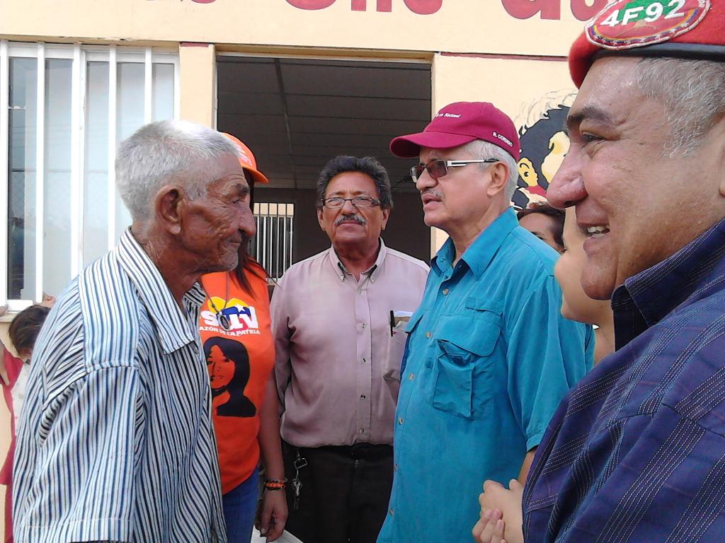 Guillermo620's tweet image. jorgelugo26: via: SibciGuarico ; Candidatos a la AN compartieron con los abuelos de la patria en comunidad #CheGue…