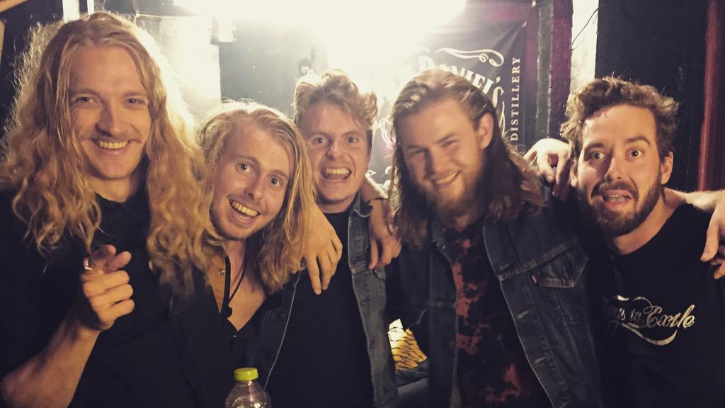 Backstage med <a href="/TurboChildDK/">TurboChild</a> på High Voltage - de er live om 10 #rock #musikfamilie #takrock